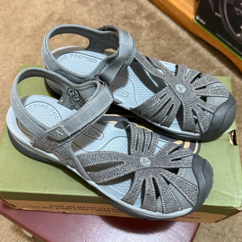 Keen Rose Sandal color is Gargoyle Raven 9 - Picture 6 of 8